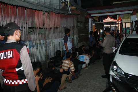 Polisi tangkap belasan remaja nongkrong yang membawa senjata tajam di Jakarta Utara. Foto: Dok. Istimewa