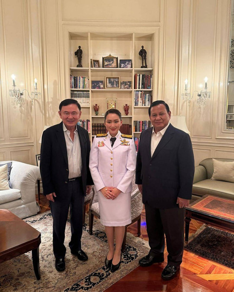 Menhan sekaligus presiden terpilih Prabowo Subianto bertemu mantan Thailand Thaksin Shinawatra dan PM Paetongtarn Shinawatra. Foto: Dok. Istimewa