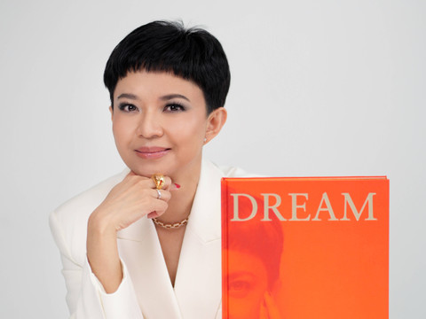 Interior Designer Yuni Jie bersama buku terbarunya, 'Dream'. Foto: Tim Muara Bagdja