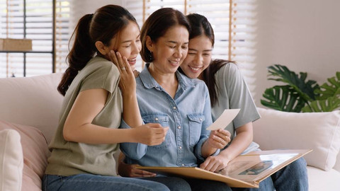 Ilustrasi mengabadikan kenangan bersama orang tersayang. Foto: Chay_Tee/Shutterstock