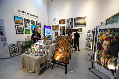 Pengunjung melihat karya Pameran dan Bursa Foto Indonesia Photo Fair 2024 JIPFest di Galeri Emiria Soenassa dan S Sudjojono Taman Ismail Marzuki (TIM), Jakarta Pusat, Minggu (8/9/2024).   Foto: Iqbal Firdaus/kumparan
