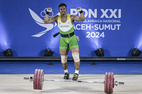 Lifter Aceh Dimas Setiya Darma berselebrasi usai berhasil melakukan angkatan clean and jerk dalam kelas 102 kg putra PON XXI Aceh-Sumut 2024 di GOR Seuramoe Angkat Besi Harapan Bangsa, Banda Aceh, Aceh, Minggu (8/9/2024). Foto: Aprilio Akbar/ANTARA FOTO
