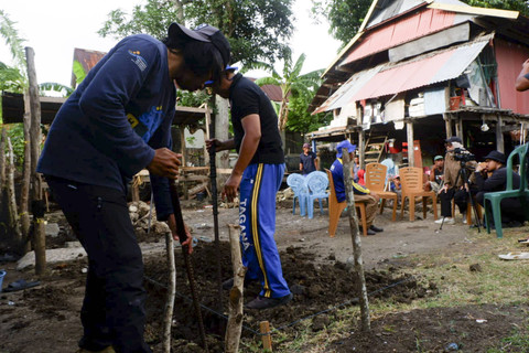 Suasana renovasi rumah Murni oleh Kementerian Sosial di Kabupaten Selayar, Sulawesi Selatan, Minggu (8/9/2024). Foto: Lutfan Darmawan/kumparan