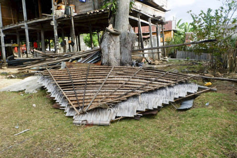 Suasana renovasi rumah Murni oleh Kementerian Sosial di Kabupaten Selayar, Sulawesi Selatan, Minggu (8/9/2024). Foto: Lutfan Darmawan/kumparan