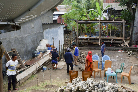 Suasana renovasi rumah Murni oleh Kementerian Sosial di Kabupaten Selayar, Sulawesi Selatan, Minggu (8/9/2024). Foto: Lutfan Darmawan/kumparan