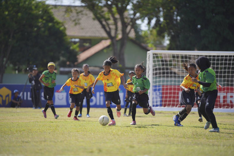 Aksi Locita Waranggani Olah Nismara punggawa tim KU 10 SDN Pacarkeling V-186 A di laga pamungkas MilkLife Soccer Challenge - Surabaya Series 2 2024. Foto: Dok. MilkLife Soccer Challenge