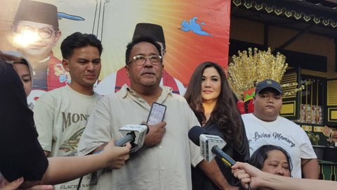 Bacawagub Jakarta, Rano Karno, saat bertemu dengan sejumlah pemain dan kru film Si Doel Anak Sekolahan di kawasan Jakarta Selatan pada Minggu (8/9/2024). Foto: Rachmadi Rasyad/kumparan