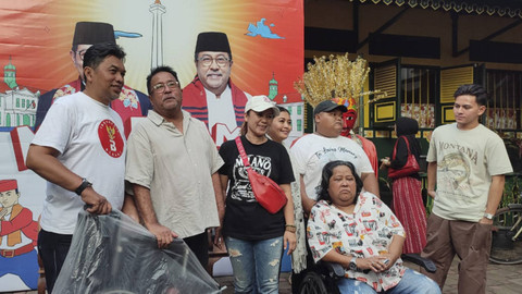 Bacawagub Jakarta, Rano Karno, saat bertemu dengan sejumlah pemain dan kru film Si Doel Anak Sekolahan di kawasan Jakarta Selatan pada Minggu (8/9/2024). Foto: Rachmadi Rasyad/kumparan