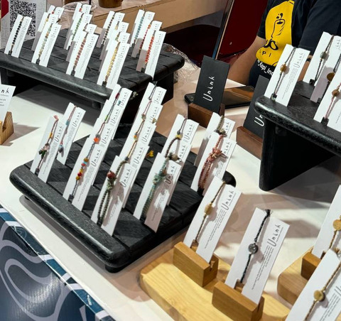 Produk gelang dari brand 'Unink' di booth SiBakul dalam event Jogja Coffee Week 2024 di Jogja Expo Center (JEC), Sabtu (7/9). Foto:Arif UT/Pandangan Jogja