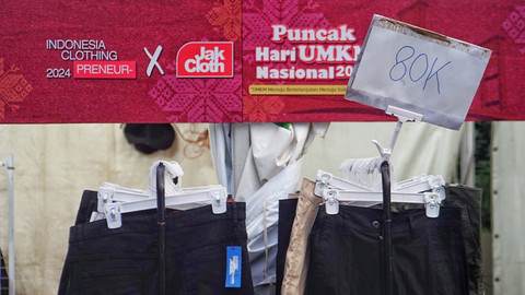 Salah satu tenant di Festival UMKM Nasional 2024 di Sumsel yang menggelar promo bagi para pengunjung yang ingin membeli produk pakaian, Minggu (8/9) Foto: ary/urban id