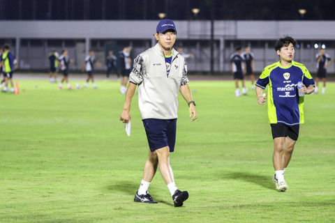 Pelatih Timnas Indonesia Shin Tae-yong melakukan latihan di Stadion Madya, Kompleks Gelora Bung Karno, Jakarta, Minggu (8/9/2024). Foto: Iqbal Firdaus/kumparan