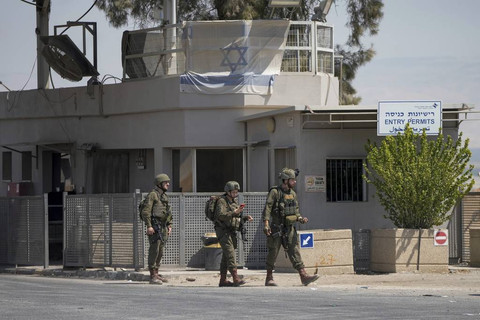 Pasukan keamanan Israel di perbatasan Tepi Barat, usai penembakan warga Yordania yang menewasakn 3 warga sipil Israel Foto: Mahmoud Illean/AP Photo