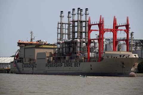 Kapal tongkang listrik terapung Karpowership milik Turki, berlabuh di dermaga Ecuagran Sungai Guayas, Guayaquil, Ekuador, Minggu (8/9/2024). Foto: Vicente Gaibor/REUTERS