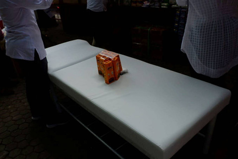 Bantuan meja pijat dari Kementerian Sosial untuk Nursalim. Foto: Lutfan Darmawan/kumparan