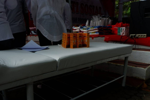 Bantuan meja pijat dari Kementerian Sosial untuk Nursalim. Foto: Lutfan Darmawan/kumparan