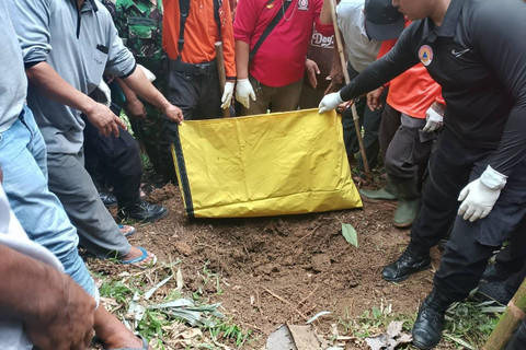 Petugas mengevakuasi jasad Nia Kurnia, remaja penjual gorengan di Sumbar yang dilaporkan hilang tiga hari, ternyata ditemukan terkubur,  Minggu (8/9/2024). Foto: Dok. Istimewa