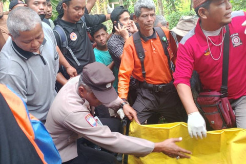 Petugas mengevakuasi jasad Nia Kurnia, remaja penjual gorengan di Sumbar yang dilaporkan hilang tiga hari, ternyata ditemukan terkubur,  Minggu (8/9/2024). Foto: Dok. Istimewa