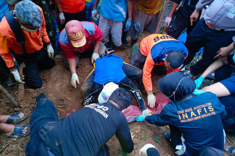 Petugas mengevakuasi jasad Nia Kurnia, remaja penjual gorengan di Sumbar yang dilaporkan hilang tiga hari, ternyata ditemukan terkubur, Minggu (8/9/2024). Foto: Dok. Istimewa