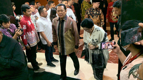 Ketua MPR Bambang Soesatyo dan Presiden ke-5 RI Megawati Soekarnoputri pada acara silaturahmi kebangsaan Pimpinan MPR dengan presiden ke-5 di Gedung Nusantara V Kompleks Parlemen Senayan, Jakarta, Senin (9/9/2024). Foto: Luthfi Humam/kumparan