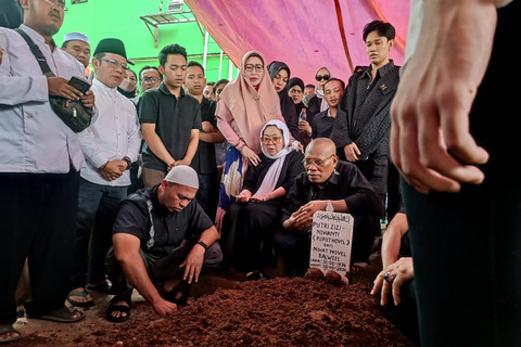 Prosesi pemakaman Puput Novel di TPU Sanjaya, Kebayoran Baru, Jakarta Selatan, Senin (9/9/2024).    Foto: Giovanni/kumparan