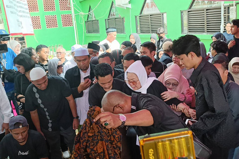 Prosesi pemakaman Puput Novel di TPU Sanjaya, Kebayoran Baru, Jakarta Selatan, Senin (9/9/2024).    Foto: Giovanni/kumparan