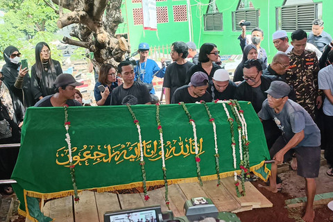 Prosesi pemakaman Puput Novel di TPU Sanjaya, Kebayoran Baru, Jakarta Selatan, Senin (9/9/2024).    Foto: Giovanni/kumparan