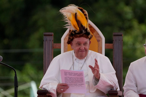 Paus Fransiskus mengenakan topi tradisional selama kunjungannya di Vanimo, Papua Nugini, Minggu (8/9/2024). Foto: Gregorio Borgia/AP Photo