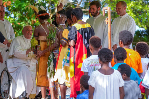 Paus Fransiskus bertemu siswa Sekolah Humaniora Tritunggal Mahakudus di Baro, Papua Nugini, Minggu (8/9/2024). Foto: Gregorio Borgia/AP Photo
