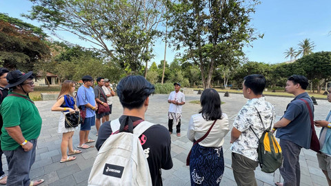 Salah satu guide di Candi Borobudur, Yulianto, menceritakan sejarah Candi Borobudur ke para pengunjung. Foto: Arif UT/Pandangan Jogja