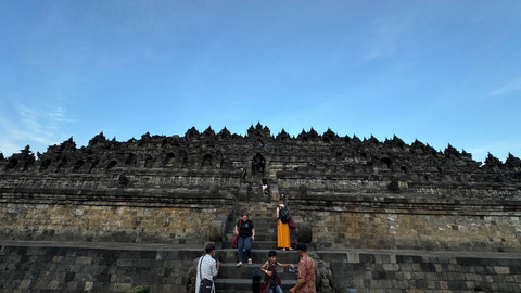Pengunjung naik ke struktur Candi Borobudur. Foto: Arif UT/Pandangan Jogja