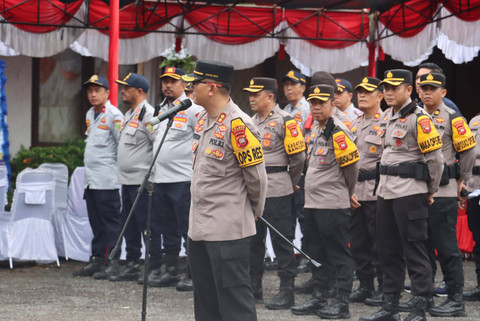 Kapolres Sambas, AKBP Sugiyatmo, memimpin apel persiapan pengamanan pelantikan Anggota DPRD Kabupaten Sambas. Foto: Dok. Polres Sambas
