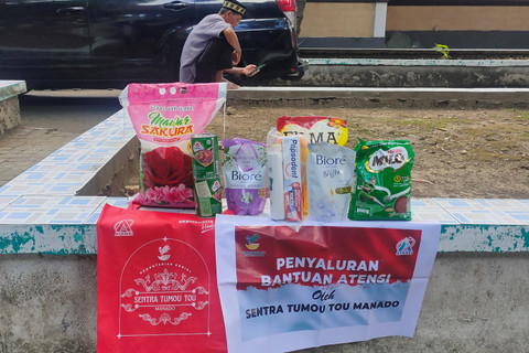 Suasana pemberian bantuan sosial (Bansos) oleh Kemensos di Kepulauan Selayar, Senin (9/9/2024). Foto: Lutfan Darmawan/kumparan