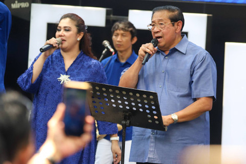 Ketua Majelis Tinggi Partai Demokrat  Susilo Bambang Yudhoyono (SBY) membawakan sejumlah lagu saat merayakan HUT ke-23 Partai Demokrat di Jakarta, Senin (9/9/2024). Foto: Iqbal Firdaus/kumparan