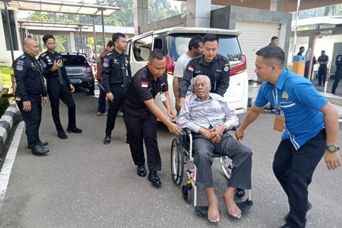 Petugas Imigrasi mencegah keberangkatan obligator Bantuan Likuiditas Bank Indonesia Marimutu Sinivasan (dua kanan) di Pos Lintas Batas Negara Entikong, Kalimantan Barat, Minggu (8/9/2024). Foto: Ditjen Imigrasi Kemenkumham/HO/Antara
