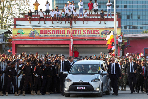 Paus Fransiskus tiba untuk pertemuan dengan Presiden Timor Leste Jose Ramos-Horta di Istana Kepresidenan, Dili, Timor Leste, Senin (9/9/2024). Foto: Guglielmo Mangiapane/REUTERS