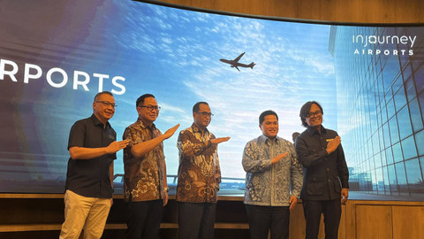 Menteri Perhubungan Budi Karya Sumadi dan Menteri BUMN Erick Thohir menghadiri peresmian merger Angkasa Pura 1 dan 2 menjadi InJourney Airports, Senin (9/9/2024). Foto:  Fariza/kumparan