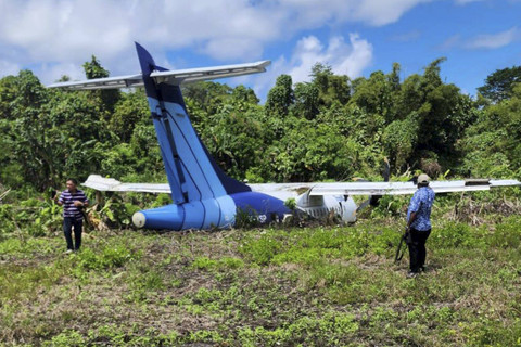 Petugas memeriksa pesawat Trigana Air PK YSP ATR 42-500 yang tergelincir di Bandara Stevanus Rumbewas Kamanap, Kabupaten Yapen, Papua, Senin (9/9/2024). Foto: Fadli Nasrullah/YU/ANTARA FOTO