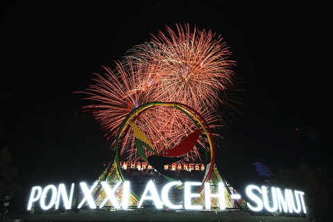 Suasana pesta kembang api pembukaan PON XXI Aceh-Sumut 2024 di Stadion Harapan Bangsa, Banda Aceh, Aceh, Senin (9/9/2024). Foto: Arnas Padda/ANTARA FOTO