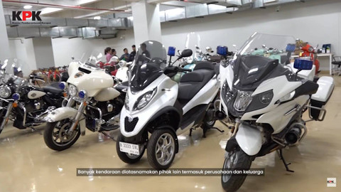 Motor milik Rita Widyasari yang disita KPK. Foto: Youtube/KPK RI