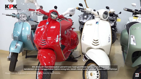 Motor milik Rita Widyasari yang disita KPK. Foto: Youtube/KPK RI
