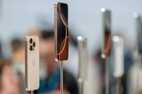 iPhone 16 Pro Max dipamerkan setelah acara "It's Glowtime" Apple di Cupertino, California, Senin (9/9/2024). Foto: Nic Coury / AFP