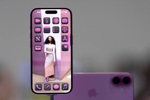 iPhone 16 dipamerkan setelah acara "It's Glowtime" Apple di Cupertino, California, Senin (9/9/2024). Foto: Manuel Orbegozo/REUTERS