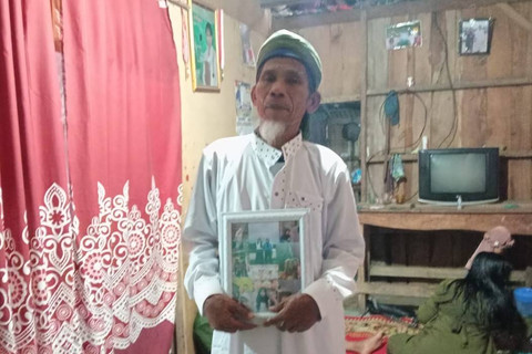Asril ayah kandung dari Nia Kurnia Sari (Nia) saat ditemui di rumahnya di Padang Pariamana, Selasa (10/9/2024). Foto: kumparan