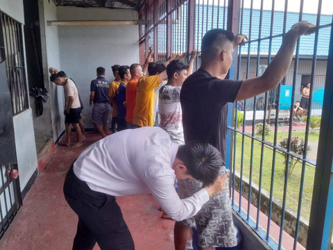 Petugas Rutan Kelas IIB Landak saat memeriksa Warga Binaan Pemasyarakatan (WBP). Foto: Dok. Rutan Kelas IIB Pontianak