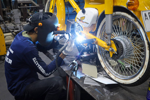 Teknisi mengkonversi sepeda motor berbahan bakar minyak menjadi sepeda motor listrik di Bengkel Elders Garage, Pancoran, Jakarta, Selasa (10/9/2024). Foto: Iqbal Firdaus/kumparan