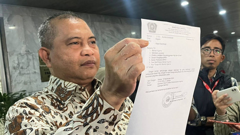 Anggota Pansus DPR RI Marwan Jafar menunjukkan surat rapat Kemenag di kompleks Parlemen, Senayan, Jakarta, Selasa (10/9/2024). Foto: Haya Syahira/kumparan
