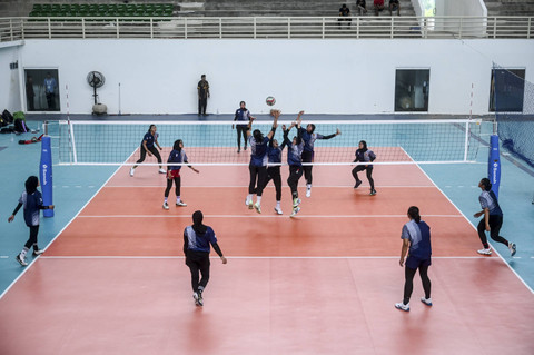 Pevoli PON XXI Aceh-Sumut mengikuti latihan di GOR Bola Voli Indoor Sumut Sport Center, Kabupaten Deli Serdang, Sumatera Utara, Selasa (10/9/2024). Foto: Rivan Awal Lingga/ANTARA FOTO