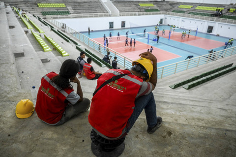 Pekerja beristirahat di GOR Bola Voli Indoor Sumut Sport Center, Kabupaten Deli Serdang, Sumatera Utara, Selasa (10/9/2024). Foto: Rivan Awal Lingga/ANTARA FOTO