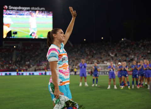 Alex Morgan menangis pada laga pertandingan terakhirnya dalam pertandingan San Diego Wave FC melawan North Carolina Courage di Stadion Snapdragon, San Diego, California, Senin (9/9/2024).  Foto: Jonathan Hui/Reuters