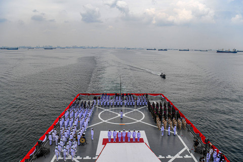 Sejumlah prajurit TNI Angkatan Laut mengikuti upacara peringatan HUT Ke-79 TNI Angkatan Laut di KRI dr. Radjiman Wedyodiningrat-992, Perairan Teluk Jakarta, Selasa (10/9/2024). Foto: Muhammad Adimaja/ANTARA FOTO